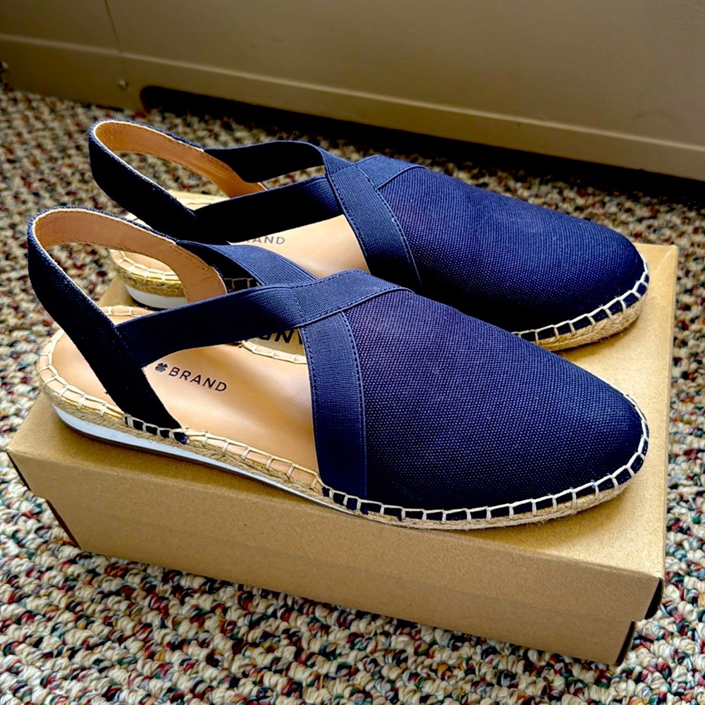 Lucky Brand navy Woman’s Peacoat canvas shoes size 9
